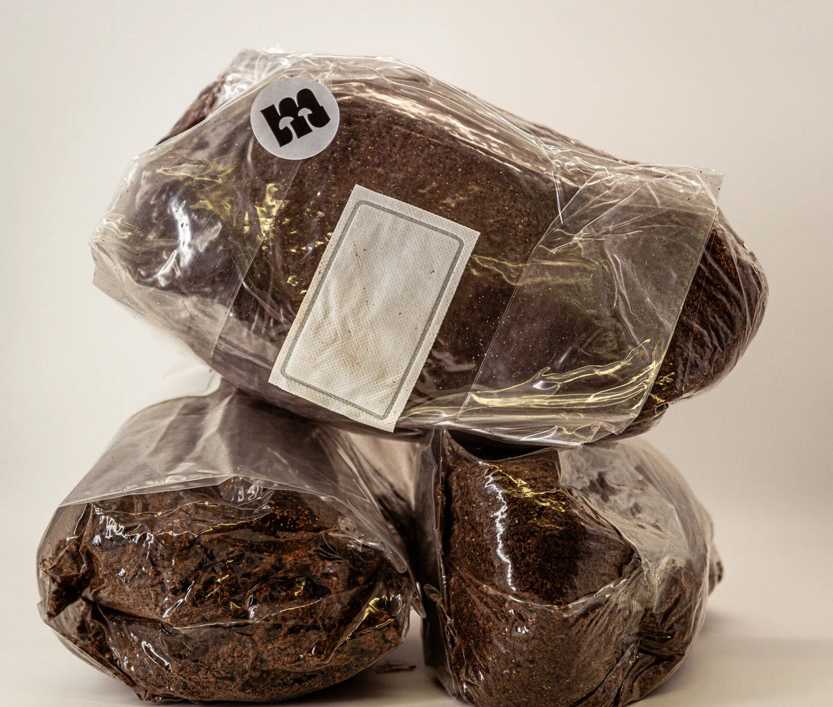 Substrate im Vergleich: Stroh, Holz, Kaffeesatz – was funktioniert zuhause wirklich?