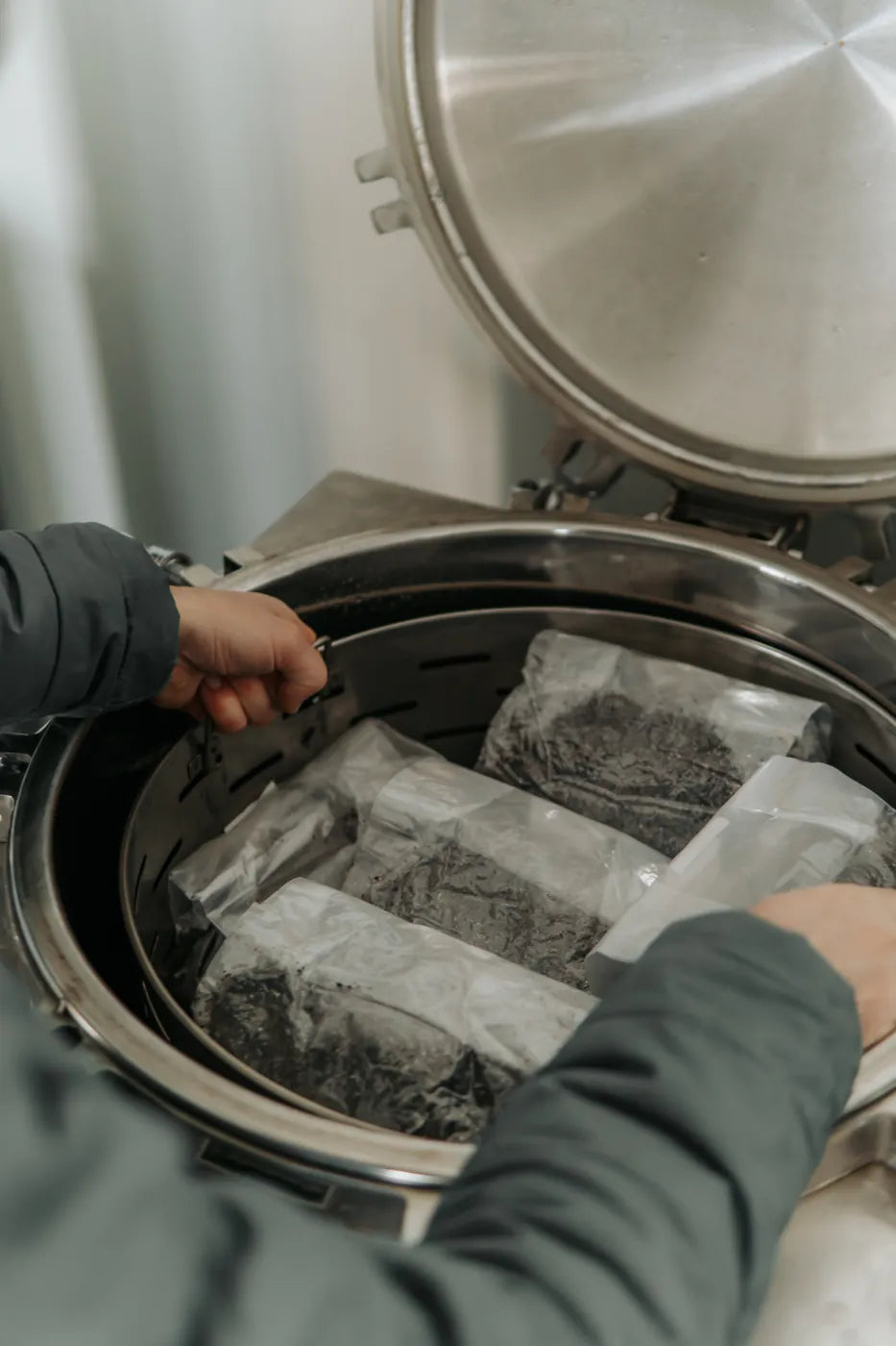 Substratbeutel werden in den geöffneten Autoklaven geladen