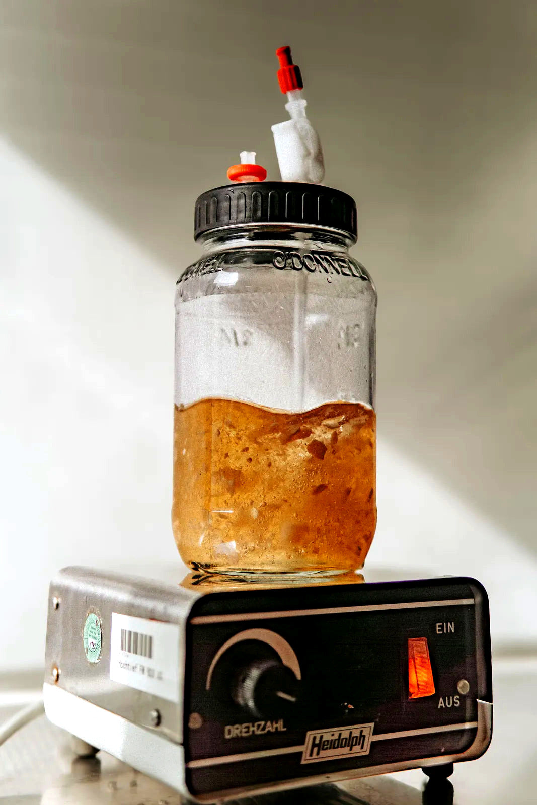 Befülltes Glas auf einem Magnetrührer