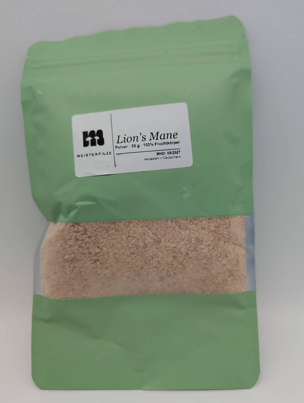 Lion's-Mane-Pulver von vorn, feines helles Pulver im Sichtfenster